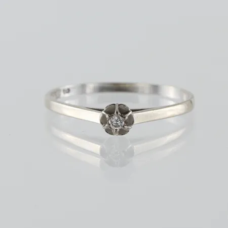 Ring 18k vitguld med solitär diamant på 0.03 ct,storlek 19 mm,bredd 1.5-4.5 mm. Vikt: 1,7 g