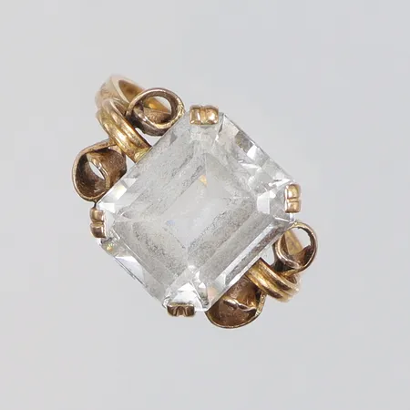 Ring med vit sten, stl 17, bredd 1-11mm, 18K, bruttovikt 4,9g Vikt: 4,9 g