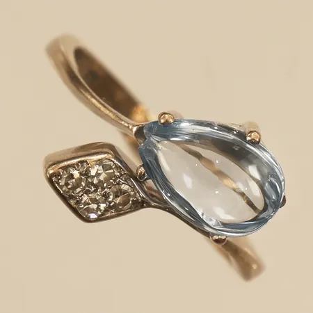 Ring med diamanter 4x ca 0,01ct, blå sten, stl 15, bredd 10,5mm, vitguld, 18K  Vikt: 2,3 g