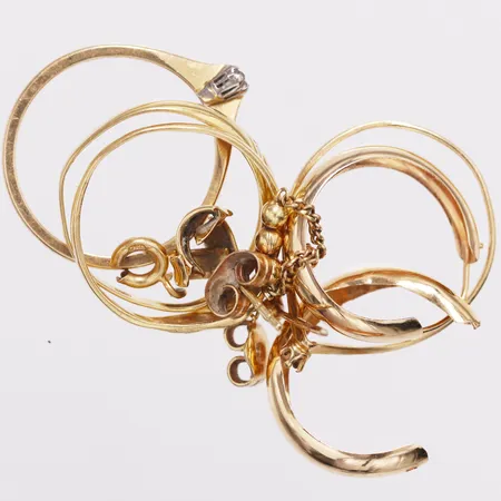 Diverse guld, defekter, stenar saknas, 18K  Vikt: 7,1 g