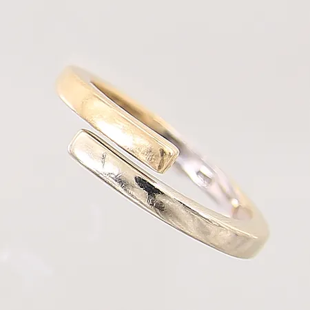 Ring, stl 17¼, bredd 2,5-5,5mm, tvåfärgad, skev/bucklig, 18K Vikt: 3,1 g