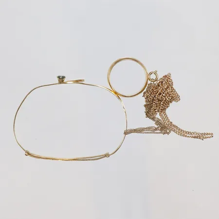 Diverse guld med sten, defekter och gravyr 18K Vikt: 15,7 g