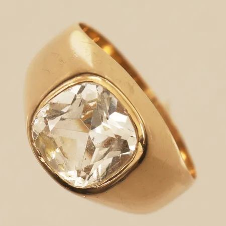 Ring med vit sten, stl 16¼, bredd 10,5mm, 18K  Vikt: 3,3 g