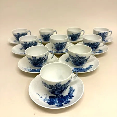10 Kaffekoppar höjd 65mm, med fat, Blå blomster, 10/1870, Royal Copenhagen, porslin Skickas med postpaket.
