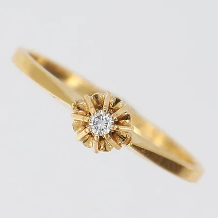 Ring med briljantslipade 1 x 0,03ct, stl: 16½, bredd 1,5-4,7mm, 18K.  Vikt: 1,5 g