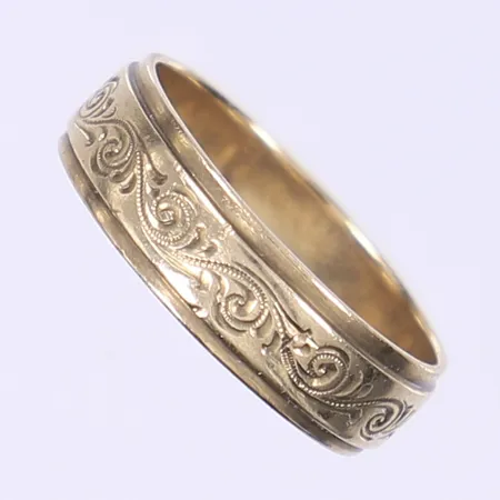 Ring med präglad dekor stl 19¾ bredd 6mm 8K Vikt: 4,3 g