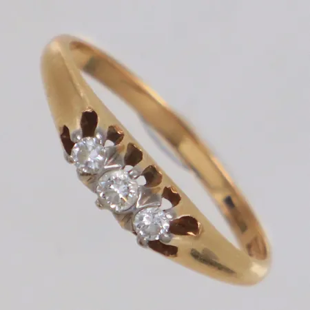 Ring med diamanter 1xca0,05ct, 2xca0,03ct, stl 17¼, bredd 1,6-3,8mm, år 1955, 18K Vikt: 2,3 g