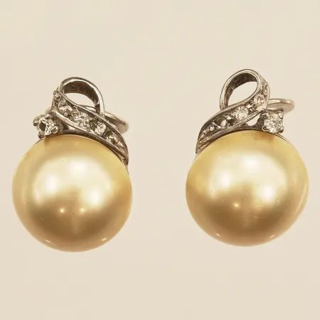 Ett par örhängen med imitations pärlor, vita stenar, längd 19,8mm, bredd 13,8mm, saknar stenar, clips, silver  Vikt: 8,5 g