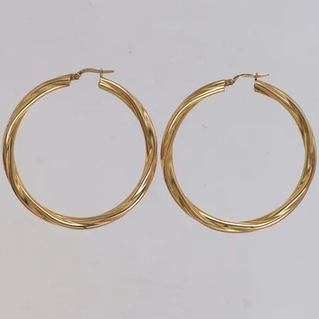 Ett par örhängen vridna creoler, Ø47,5mm, bredd 3,8mm, små bucklor, 18K  Vikt: 8 g