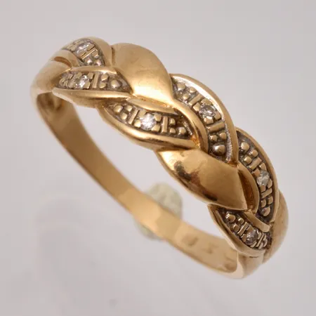 Ring i 18K guld, stl 17, bredd 17x6mm, 6st 8/8 slipade diamanter, tillverkad av Guldfynd, vikt 2,18g.