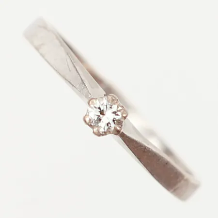 Ring vitguld med diamant 1x0,10ct stl 17½, bredd: 2-3mm, Forslund Juvelateljen Malmö, spår av minskning av skenan, 18K Vikt: 2,4 g