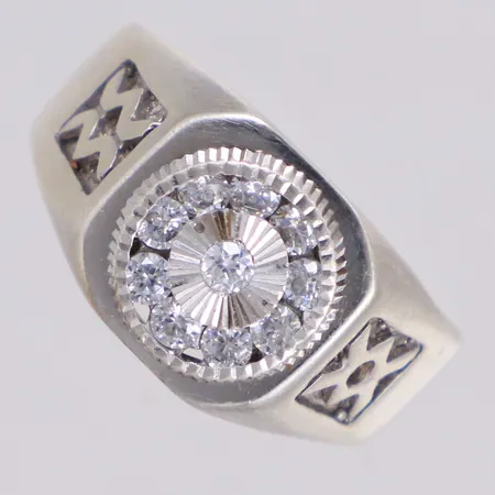 Ring med vita stenar, stl 20¾, bredd 2,8-12,4mm, silver 925/1000 Vikt: 5,6 g