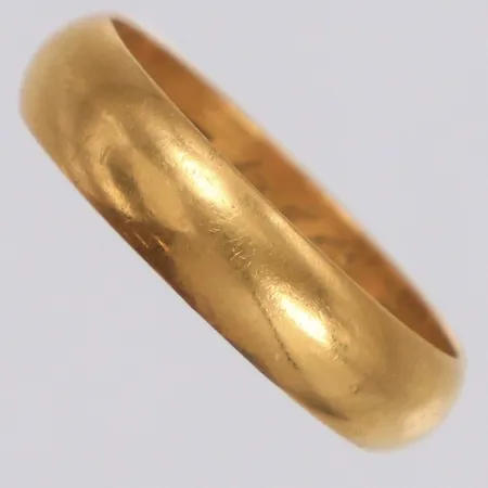 Ring, stl 19¼, bredd 5mm, gravyr, 23K  Vikt: 5,9 g