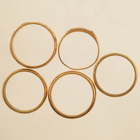 Fem ringar, gravyr, stenar, 18K  Vikt: 17,3 g