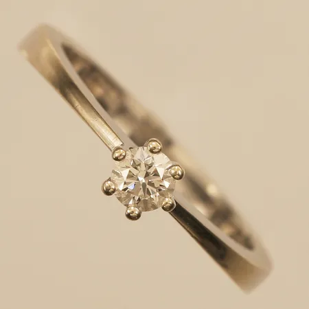 Ring med diamant ca 0,20ct, vitguld, stl 16¾, bredd 4,3mm, 18K Vikt: 3,5 g