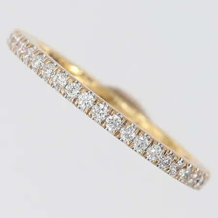 Ring med briljantslipade diamanter 23 x 0,01ct, halvallians, stl: 16, bredd 1,7mm, gravyr, GHA, 18K.  Vikt: 2 g