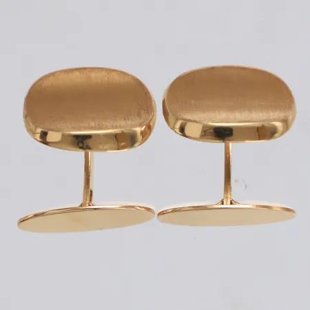 Ett par manschettknappar med borstad dekor, längd 17mm, bredd 16mm, 18K Vikt: 7,9 g