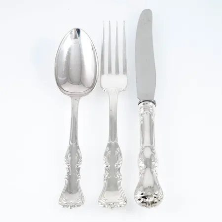 Prins Albert i silver (830/1000): 12 bordsskedar längd 167 mm, 12 bordsgafflar längd 180 mm, 12 bordsknivar (med rostfritt blad) längd 210 mm. Vikt skedar och gafflar 1015,6g. Bruttovikt knivar 872g. Bruksskick. 