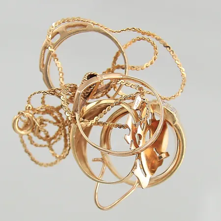 Diverse guldsmycken, udda, skeva, ojämnheter, 18K  Vikt: 11,9 g