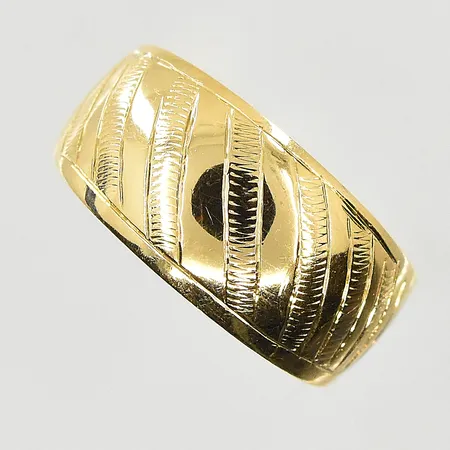 Ring med öppen skena, stl 17½, bredd 5-8 mm, ostämplad, 18K. Vikt: 2,4 g
