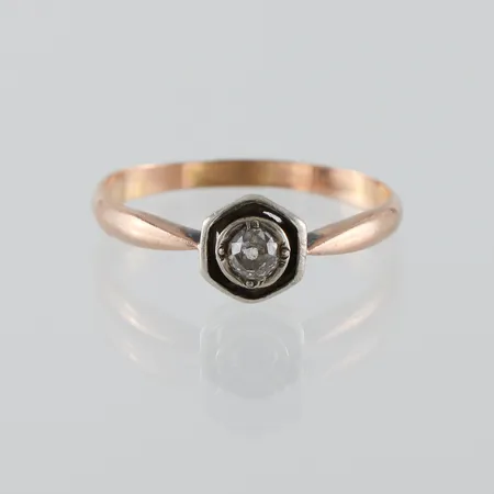 Ring 14k med gammalslipad diamant ca 0,15ct ,storlek 17 ¾ mm,bredd 1.9-6.9 mm. Vikt: 2 g