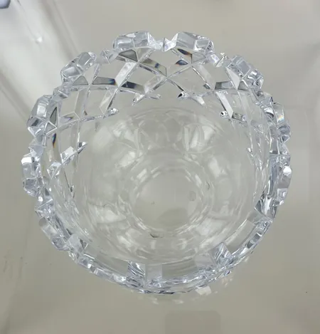 Skål Orrefors Sweden, signerad första sortering, höjd 11 cm, diam 15,5 cm	 Skickas med postpaket.