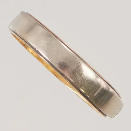 Ring 4x diamanter 0,26ctv enligt gravyr, Ø19, bredd:4mm, 18K 3,8g.