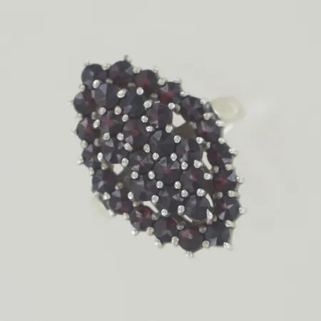 Ring med granater, Ø 16 mm, höjd 22,8 mm, silver 830/1000 Vikt: 4,1 g