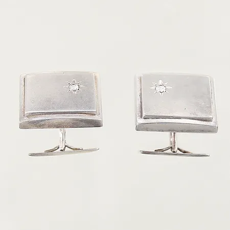 Ett par manschettknappar med vita stenar, 18,2-15,2mm, silver 835/1000 Vikt: 8,1 g