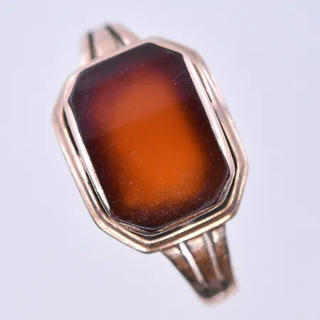 Klackring med röd sten, stl 19, bredd 2-11 mm, 14K. Vikt: 2,7 g