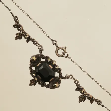 Collier med onyx samt markasiter, längd 51cm, bredd 22mm, sliten sten, 835/1000 silver  Vikt: 8 g