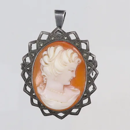 Brosch/Hänge med camé samt markasiter 26x39mm ostämplat silver  Vikt: 6,1 g