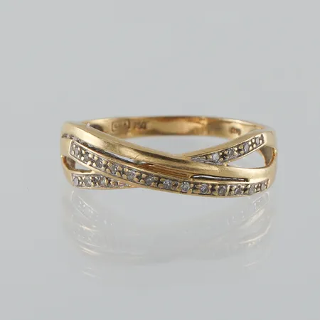 Ring 18k med små diamanter,GHA,storlek 18 ¼ mm,bredd ca 2-6 mm. Vikt: 2,6 g