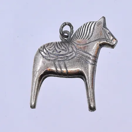 Hänge Dalahäst, längd 27 mm, bredd 25 mm, silver 830/1000. Vikt: 5 g