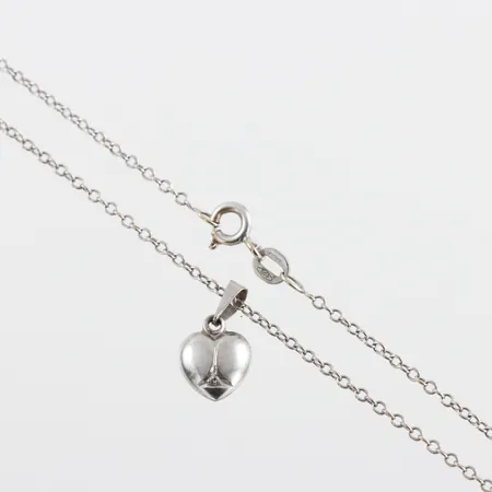 Collier med hänge 18k vitguld,längd ca 42 cm,bredd 0.8 mm. Vikt: 3,3 g