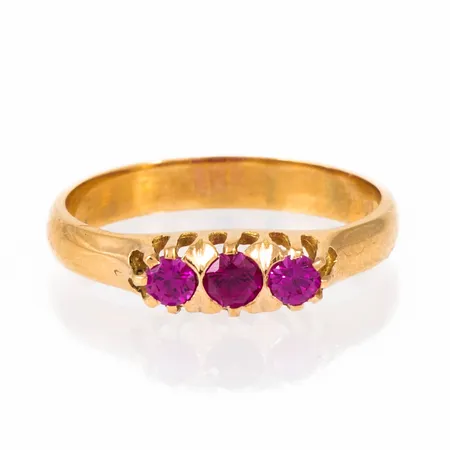 Ring i 18K guld med tre ceriserosa stenar. Den är i storlek 17¾, är 3 mm bred och väger 3,3g. 