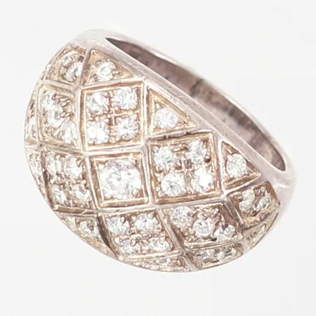 Ring med vita stenar stl 16½, bredd: 4-14mm, 1 sten saknas, silver 925/1000 Vikt: 6,8 g