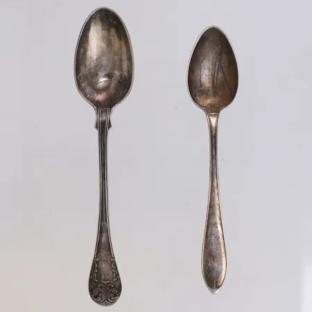 2 Skedar, längd 12,5-14cm, en med gravyr, bucklor, silver 830/1000 Vikt: 24,6 g