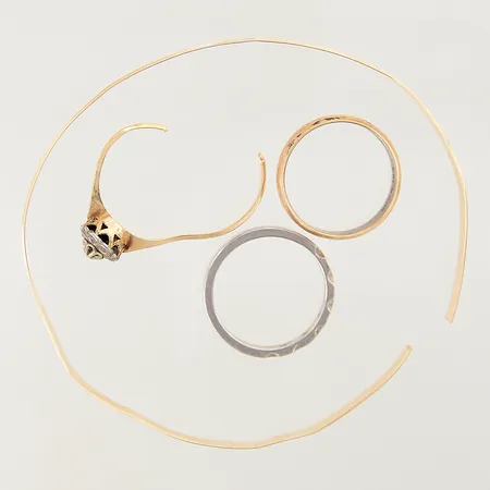 Guldsmycken, diamanter 5 x ca 0,005ct, gravyrer, defekta, 18K  Vikt: 15,8 g