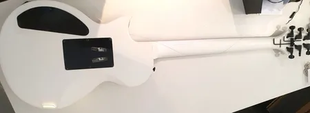 Elgitarr Kramer INDONESIA ASSAULT, vit, mjukt fodral, saknas svajarm och en sträng Vikt: 0 g Skickas med Bussgods eller PostNord