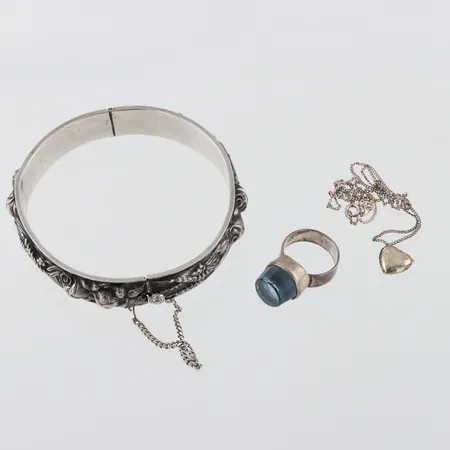 Silversmycken med skador defekter. Vikt: 30 g