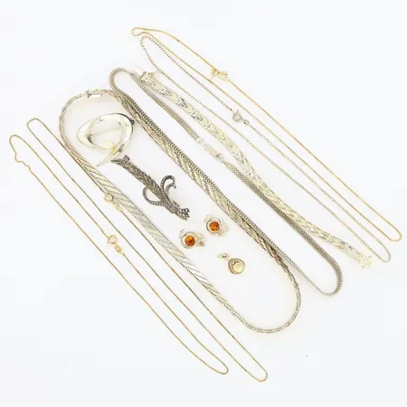 4 kedjor 42,43,44,45cm, Hänge med plastpärla, 2 Collier 42,44cm, Armband 18,5cm, 2 Broscher 37,60mm, 1 Par örhängen med clips, skevheter finns, Silver 830-925/1000 Vikt: 88,9 g