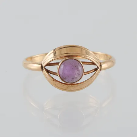 Ring 18k med sten,Guldvaruhuset Stockholm,storlek 21.5 mm,bredd 2.1-17.4 mm. Vikt: 2,5 g