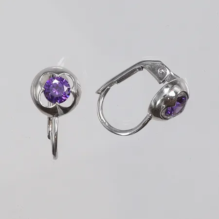 Ett par Örhängen i vitguld med lila stenar 8x15mm 14K Vikt: 2,3 g