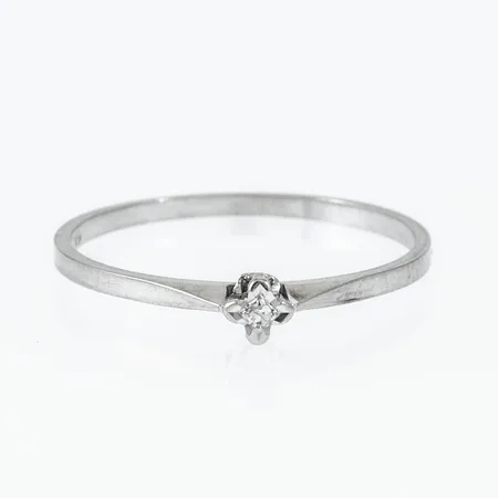 Ring i 18K vitguld med 1 x c:a 0,01ct 8/8 slipad diamant. Den är i storlek 17½, är 1,2 - 3,5 mm bred och väger 1,1g. 