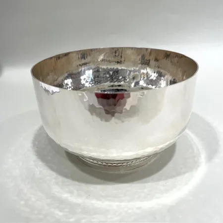 Skål med hamrad dekor, höjd: ca 8,5cm, bredd: ca 13cm, silver 925/1000 Vikt: 323 g