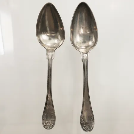 2 Matskedar, 220mm, 212mm, Herkepeus år 1871, PGEArnlund år 1843, gravyr, åldersrelaterat slitage, Silver  Vikt: 120,2 g