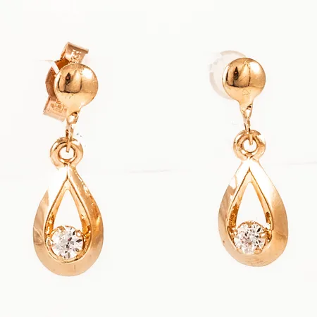 Hängande örhängen i 18K guld. De är 3,5 - 5,5 mm breda, 17 mm långa och väger 0,6g. En snurrebuss saknas, men ny i plast medföljer. 