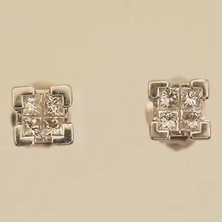 Ett par örhängen med prinsesslipade diamanter 8x ca 0,05ct, bredd 5,3mm, GHA, vitguld, 18K Vikt: 1,8 g