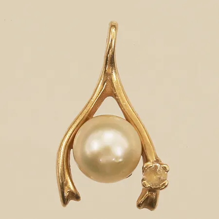 Hänge med pärla och vit sten, längd 15,5mm, bredd 9mm, 14K Vikt: 1 g